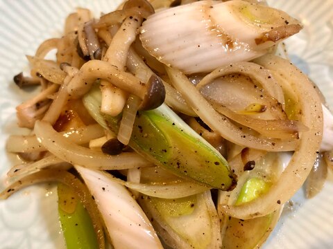 簡単副菜♫玉ねぎと長ネギとしめじの胡椒ポン酢炒め